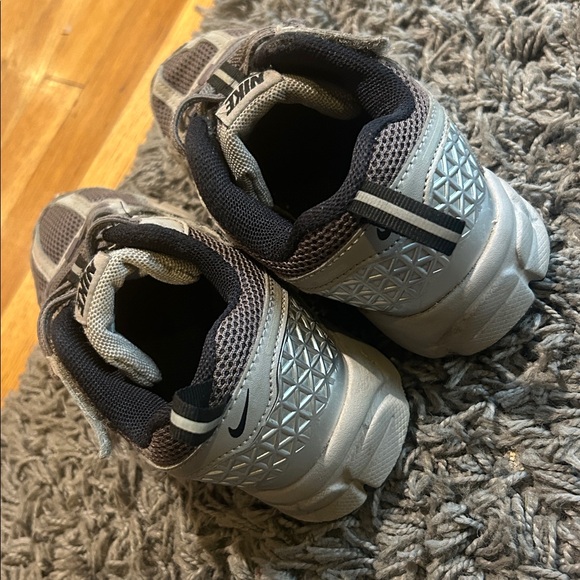 Nike Kids' Vomero 5 Sneaker Gray and Black Size 13C - Picture 4 of 9